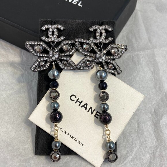 Chanel Butterfly Eyes Dangle Earrings Pearl CC Logo Black Dark Gray - Picture 2 of 7